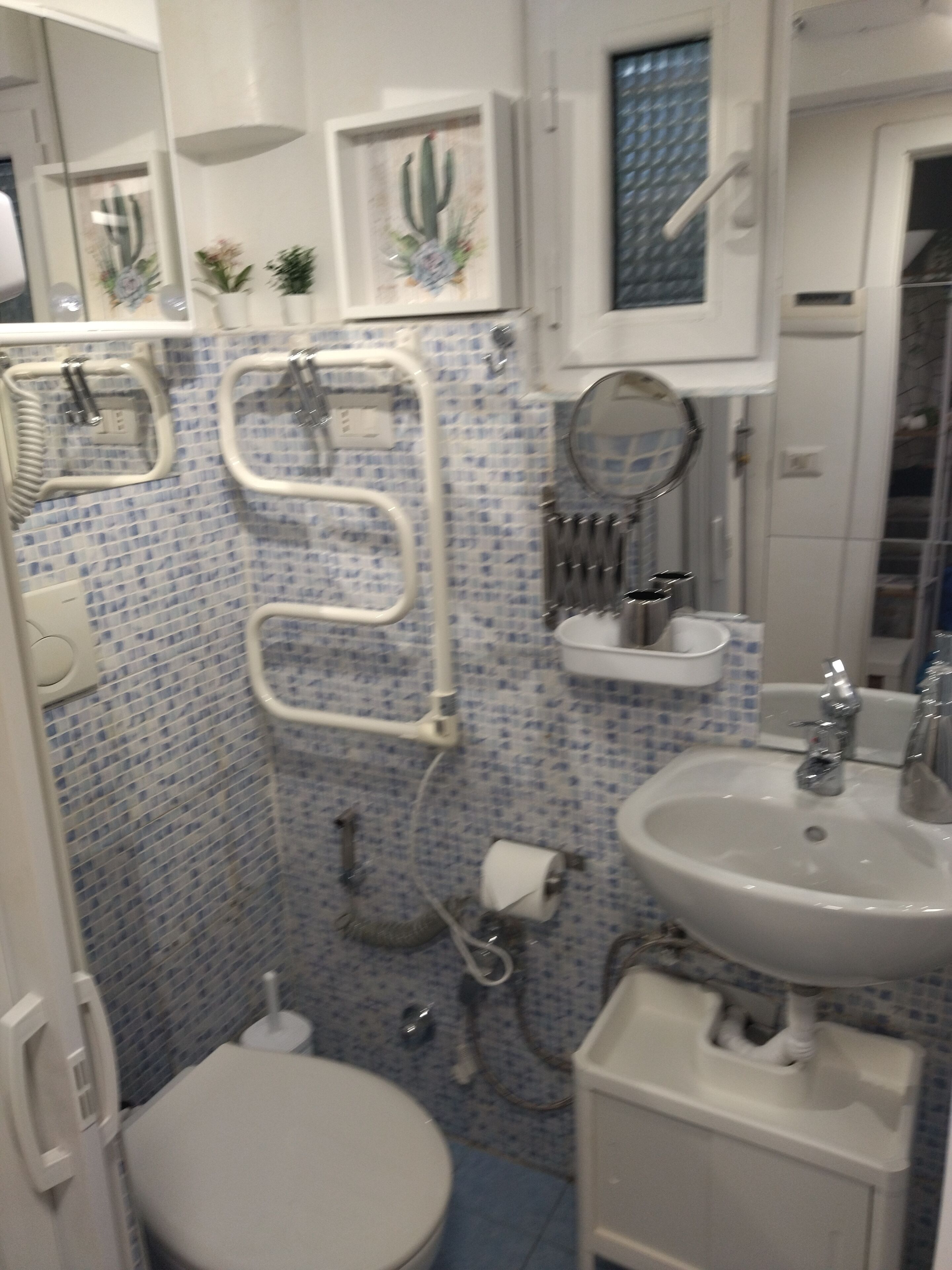 Sèche-cheveux, serviettes fournies, savon, papier toilette