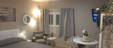 1 habitación, tabla de planchar con plancha, wifi gratis y ropa de cama