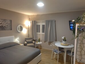 1 chambre, fer et planche à repasser, Wi-Fi gratuit, draps fournis