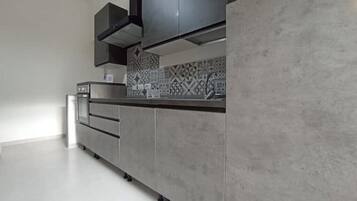 KĂŒhlschrank, Mikrowelle, Ofen, Herdplatte