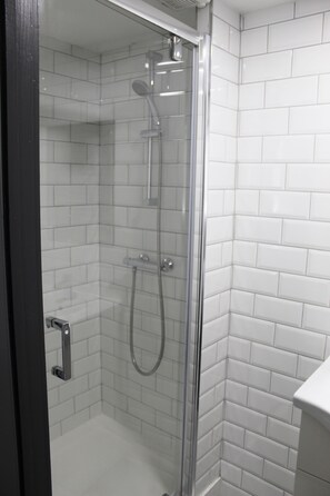 Basic Room | Bathroom - The Mini Hotel -Birmingham City-FREE BREAKFAST (Birmingham)