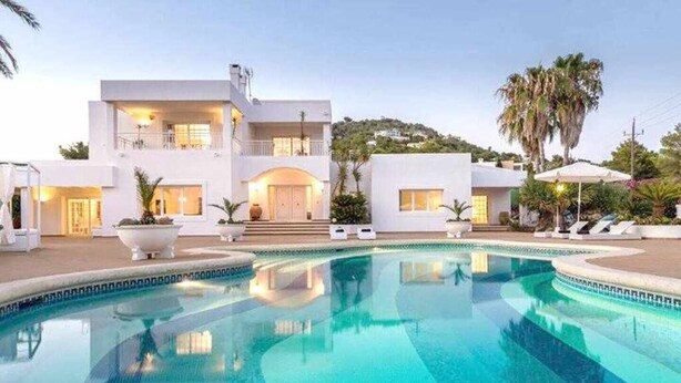 A modern two-story building with a swimming pool in front. - Beautiful  Villa Near ibiza Town and Talamanca Beach (Santa Eulària des Riu)