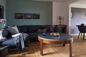 Téléviseur, lecteur de DVD, livres, sélection de musique