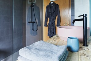 Dusche, Haartrockner, Bademäntel, Handtücher