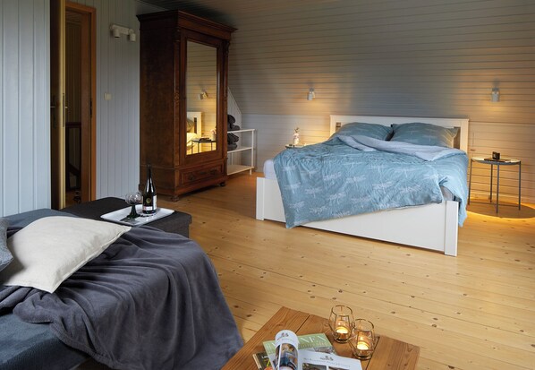 3 chambres, bureau, fer et planche à repasser, lit de bébé portatif