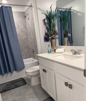 Dusche, Handtücher, Toilettenpapier