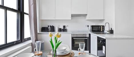 Réfrigérateur, micro-ondes, four, plaque de cuisson