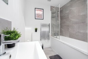 Secadora de cabello, toallas, jabón, papel de baño 