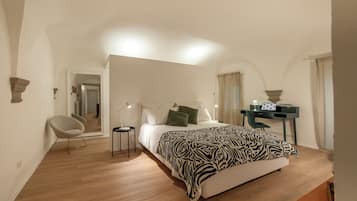 3 quartos, escrivaninha, ferros/tábuas de passar roupa