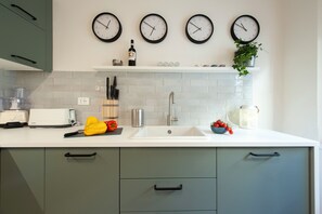 Fridge, microwave, oven, stovetop - Canto Rivolto - Flo Apartments (Firenze)