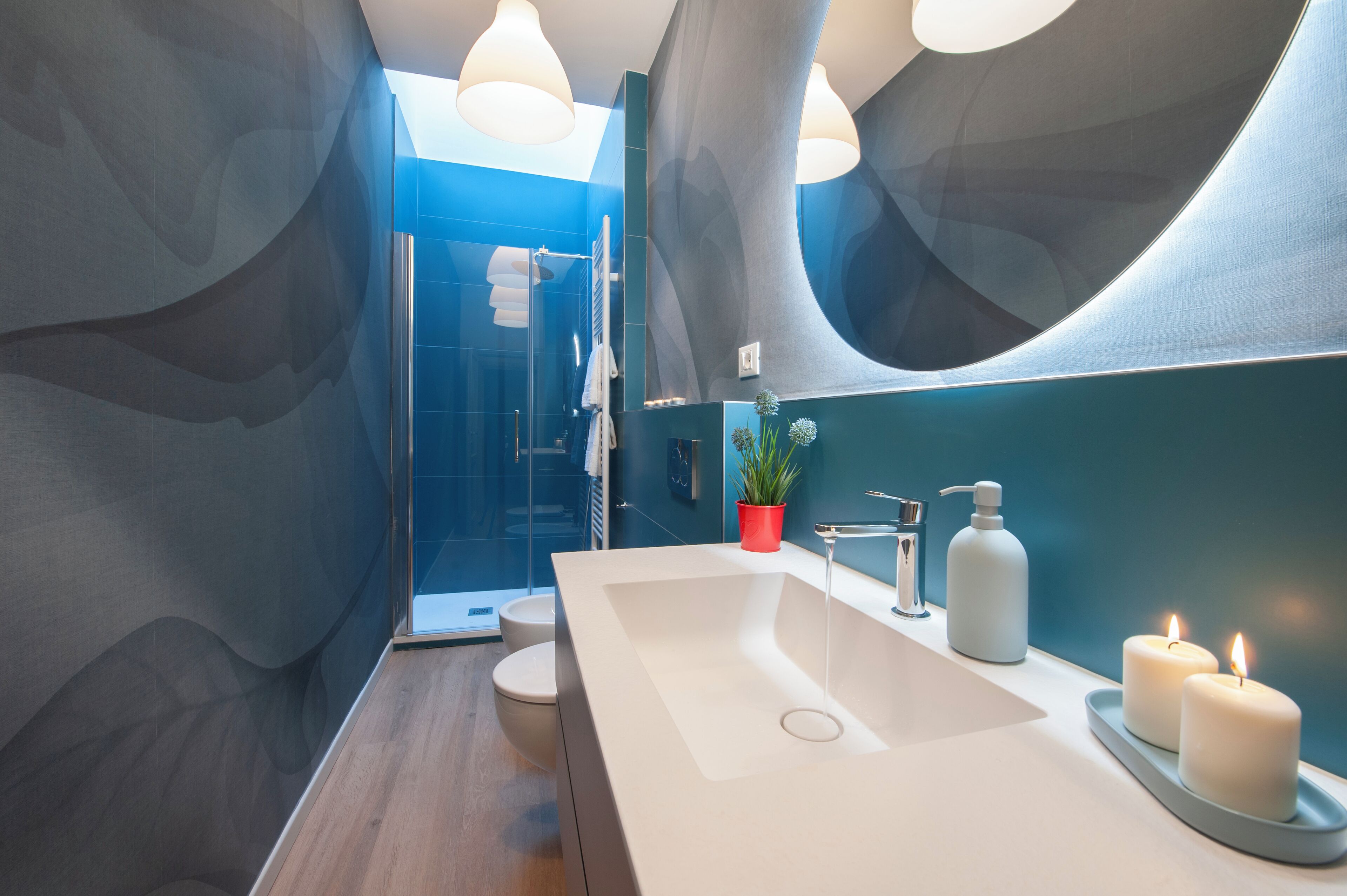 Een douche, een haardroger, een bidet, handdoeken