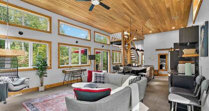 Modern Cottage - Lake, Rooftop Hot Tub & Fireplace