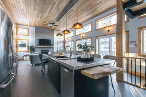 Fridge, microwave, oven, stovetop - Modern Chalet w/ Lake & Hot Tub (Lac-Supérieur)