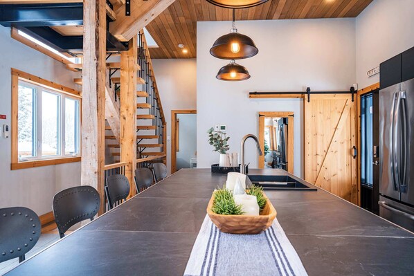 Interior - Modern Chalet w/ Lake & Hot Tub (Lac-Supérieur)