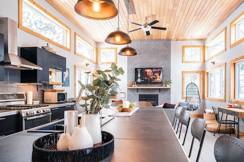 Modern Chalet w/ Lake & Hot Tub
