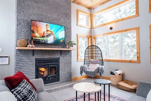 TV, fireplace, books, offices - Modern Chalet w/ Lake & Hot Tub (Lac-Supérieur)