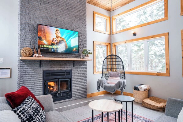 TV, fireplace, books, offices - Modern Chalet w/ Lake & Hot Tub (Lac-Supérieur)