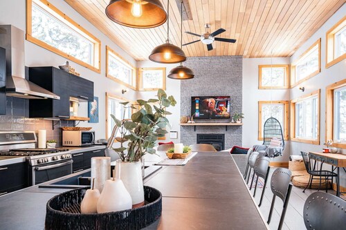 Modern Chalet w/ Lake & Hot Tub