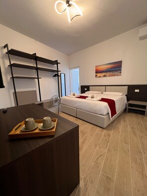 2 bedrooms, desk, iron/ironing board, free WiFi - DREAMING HOLIDAYS (San Felice del Benaco)