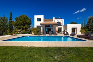 Villa | 5 habitaciones, decoración personalizada y muebles diferentes 