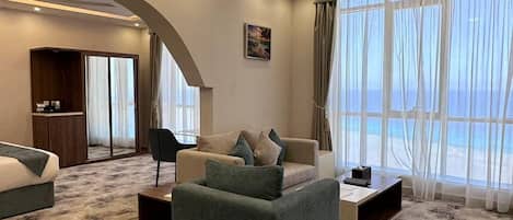 Executive Room with Sea View | Area soggiorno | TV LCD