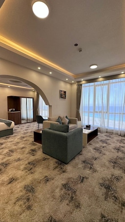 Executive Room with Sea View | Living area. Seaview Hotel