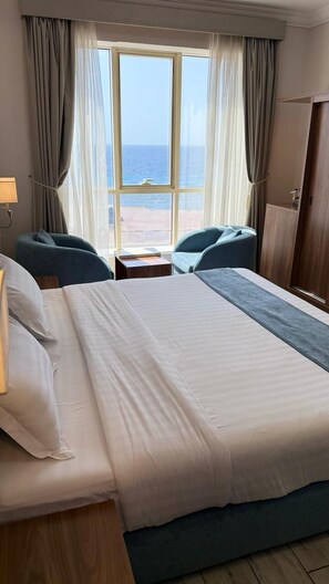 华丽套房, 1 张特大床, 吸烟房, 海景 | 1 多间卧室、防过敏的被褥、迷你吧、客房内保险箱