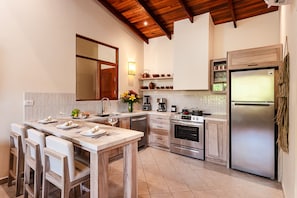 Réfrigérateur, micro-ondes, plaque de cuisson, cafetiÚre/bouilloire