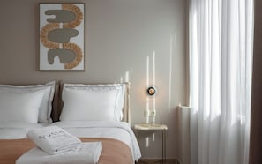 In-room safe, individually decorated, individually furnished, desk - Num Suites & Lofts Athens (Athens)