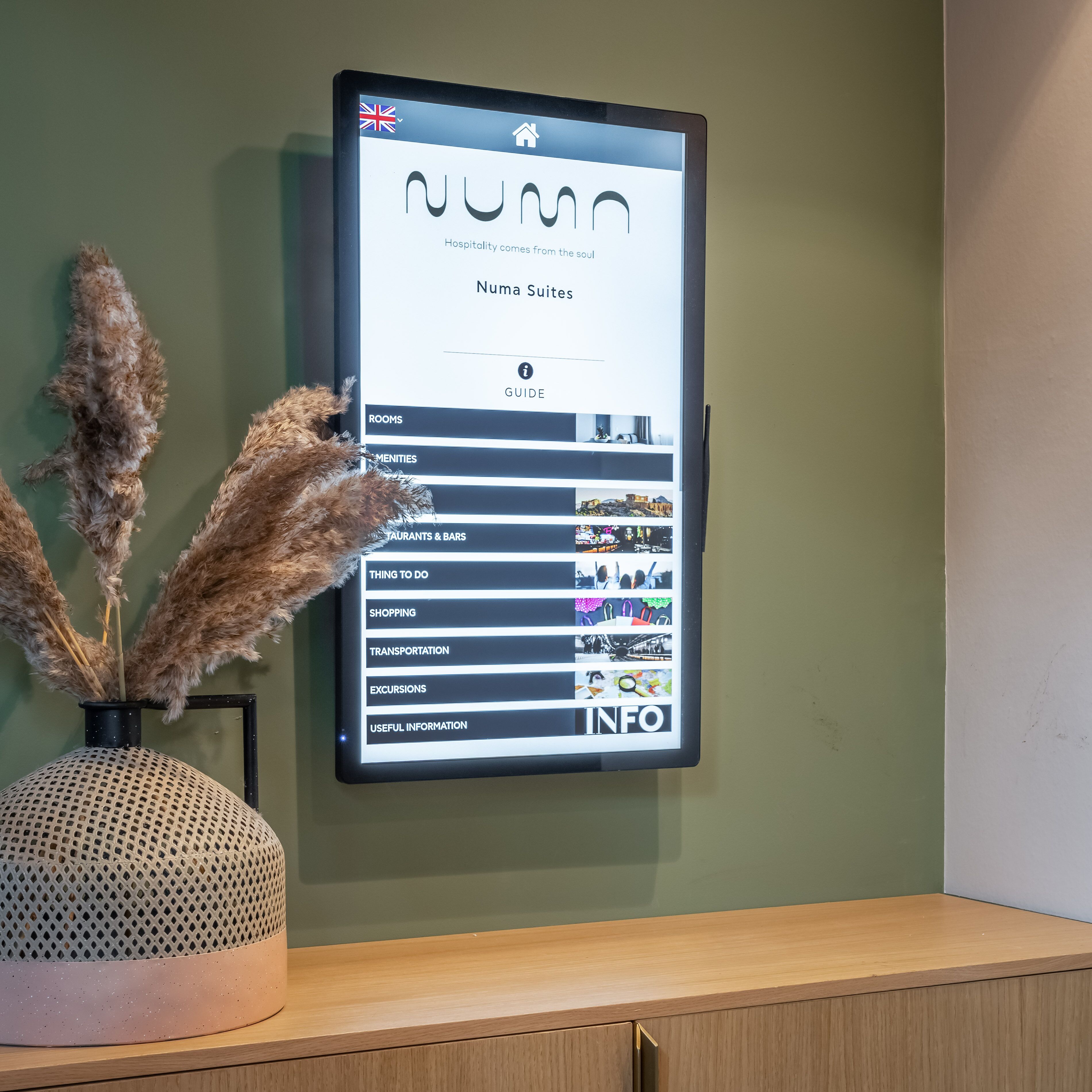 Panel digital que muestra una lista de servicios e instalaciones del hotel, como habitaciones, servicios, restaurantes, bares, actividades, tiendas, transporte, excursiones e información útil.