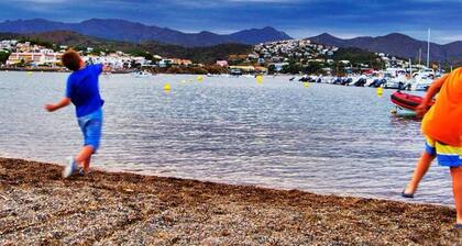 Penthouse centrique avec grande terrasse près de la plage, TV, micro-ondes, machine à laver, WiFi