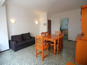 Interior - Bright Apartment Near Puerto Beach, 2 Double Beds, 1 Single Bed, Newly Renovated, WiFi (Llançà)