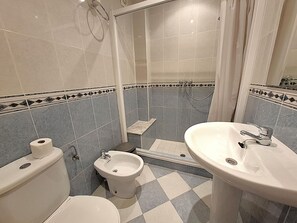 A bathroom with a toilet, bidet, and sink. - Bright Apartment Near Puerto Beach, 2 Double Beds, 1 Single Bed, Newly Renovated, WiFi (Llançà)