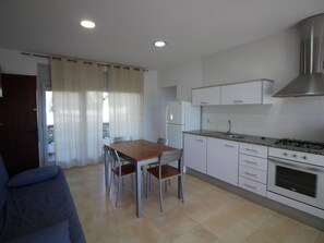 Frigorífico, microondas, horno y placa de cocina