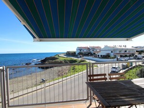 Outdoor dining - Sea View Apartment, 2 Bedrooms in Llançà (Llançà)