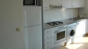 Cafeteira/chaleira, micro-ondas, fogão, cooktop