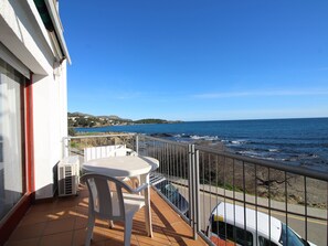 Unclassified image, 3 of 17, button - Seafront Apartment with Stunning Views, 200m from Grifeu Beach, Sleeps 6 (Llançà)