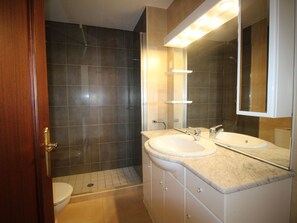 Bathroom - Seafront Apartment with Stunning Views, 200m from Grifeu Beach, Sleeps 6 (Llançà)
