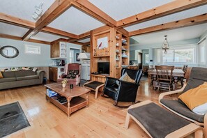 Televisión y chimenea 