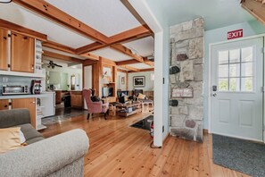 Televisión y chimenea 