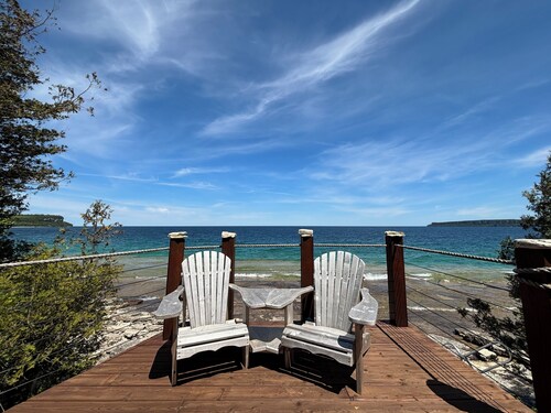 Beeshore Lakehouse: Waterfront Bliss and Comfort