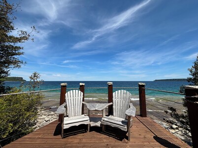 Beeshore Lakehouse: Waterfront Bliss and Comfort