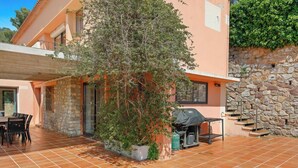 A house with a patio, stone walls, a covered outdoor seating area, and a barbecue grill. - Californie-piscine/CLiM/WiFi 12P (Carqueiranne)