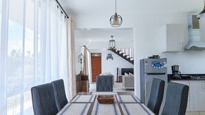 تناول الطعام داخل الغرفة