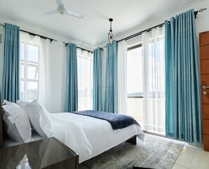 3 quartos, escrivaninha, quartos à prova de som