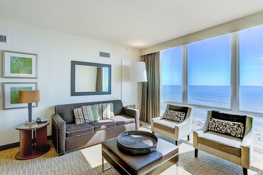 Unwind And Relax! Spacious Ocean Front Unit W/ Full Kitchen, Onsite Pools! - Virginia Beach, VA