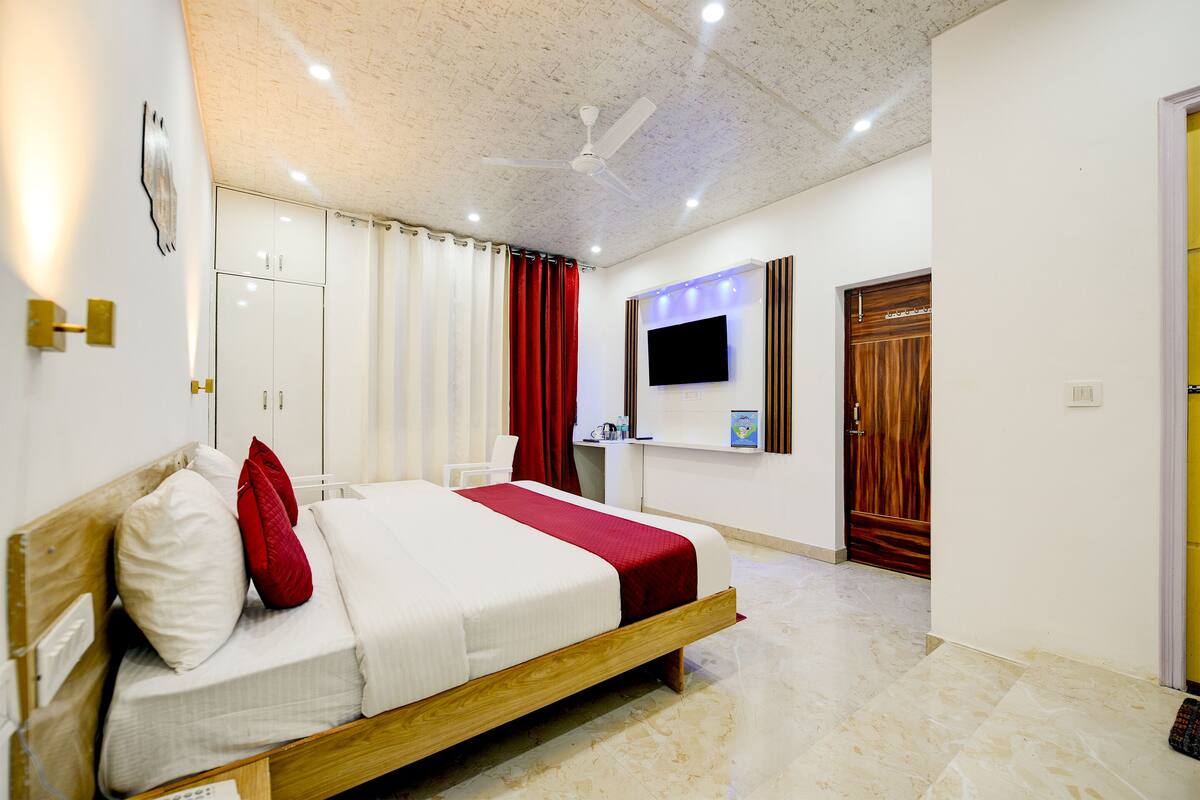 Egyptian cotton sheets, premium bedding, down duvets, pillow-top beds