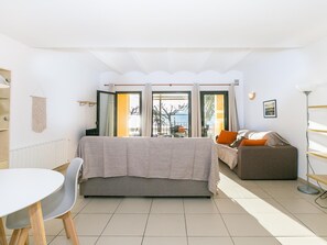 TV - PI I SUNYER 1-B - Apartamento amplio y luminoso en el centro de Roses, delante del mar, con vistas al mar. (Roses)