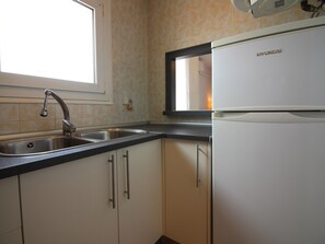 Jääkaappi, mikroaaltouuni, uuni, liesi