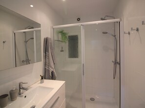 Bathroom - Seafront Ground Floor Apartment in Roses – Steps from the Beach with Terrace and Parking (Roses)